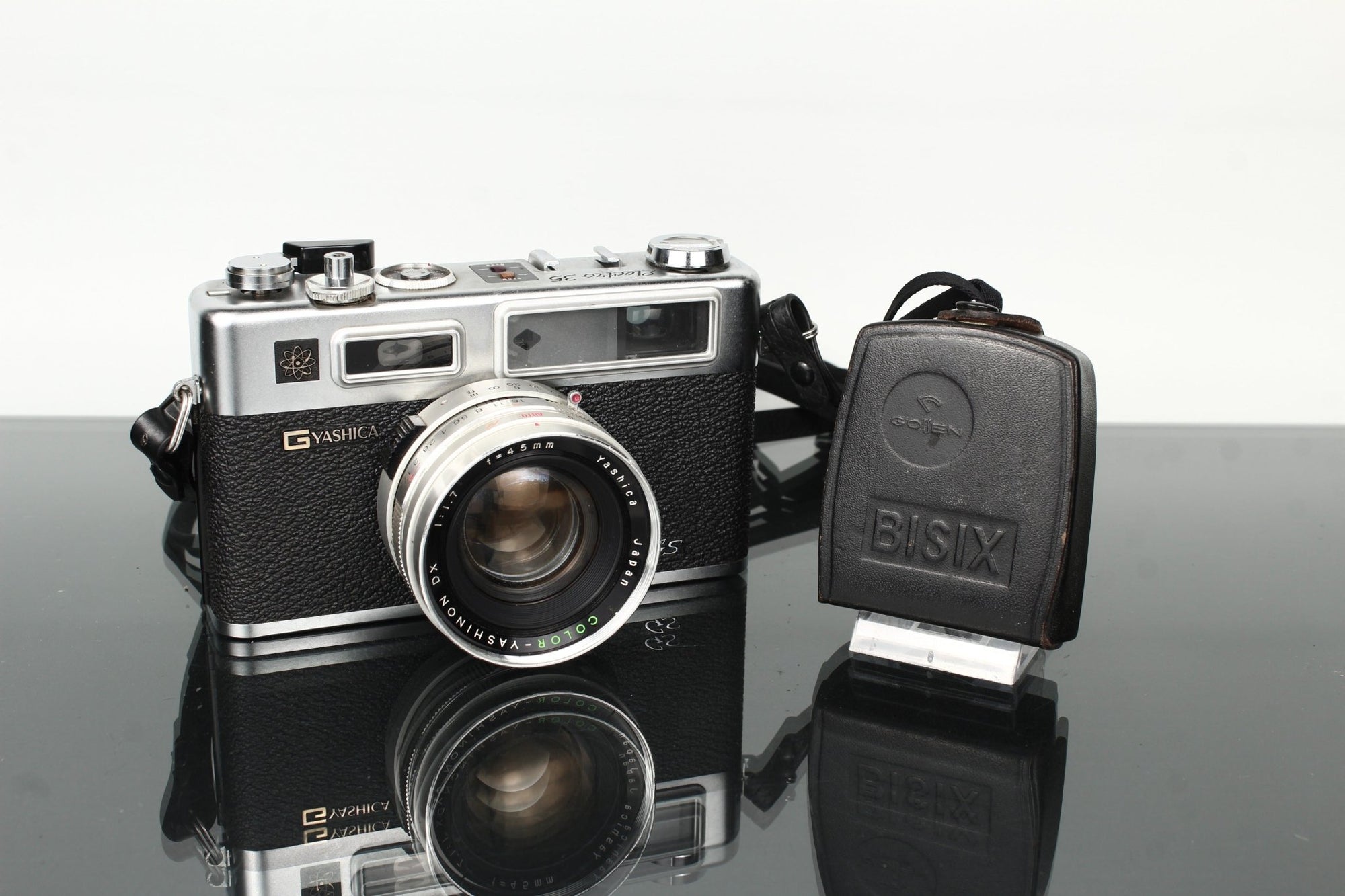 Yashica G Electro 35 + Color - Yashinon DX 45mm f/1.7 - Dutch|Thrift