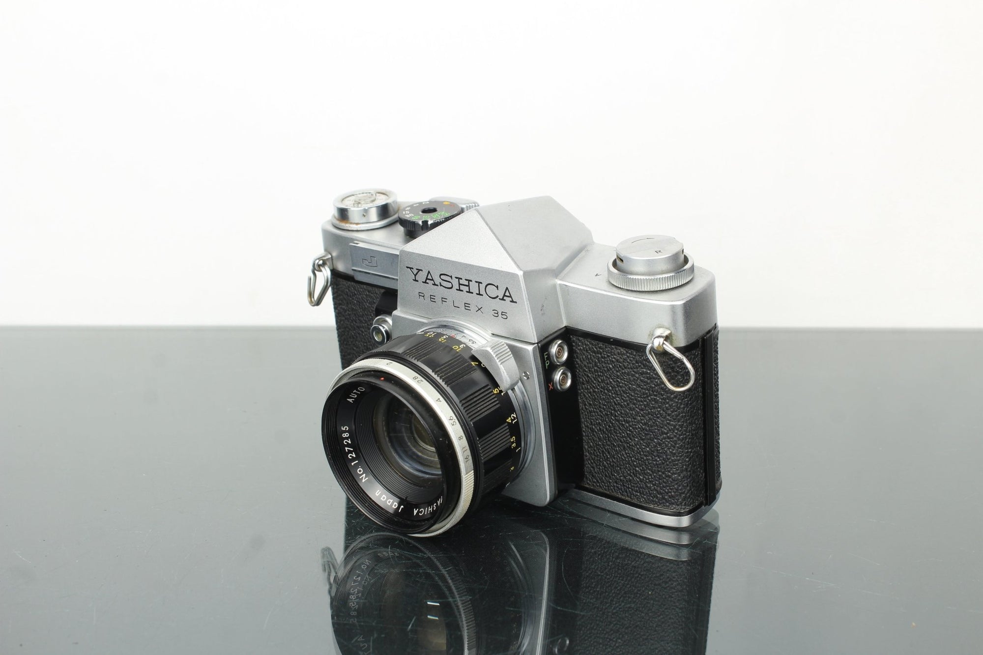 Yashica Reflex 35 J + Yashinon 1:2 f=5cm lens - Dutch|Thrift