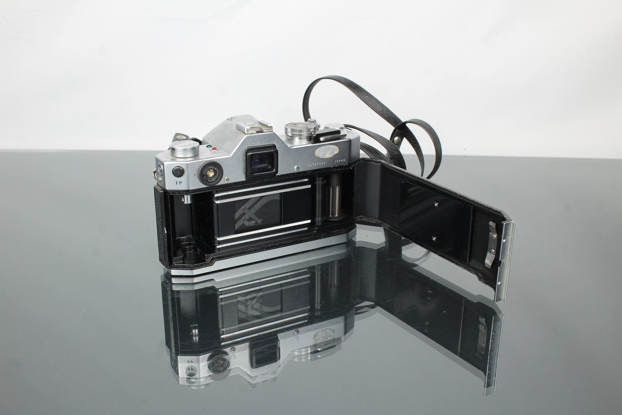 Yashica TL Electro X + Yashinon - DX 50mm f/2 lens - Dutch|Thrift