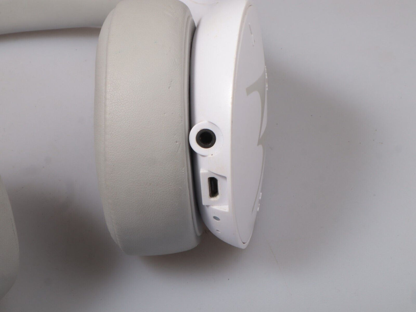 Motorola SH012 | Wireless Bluetooth Over-Ear Headphone | White