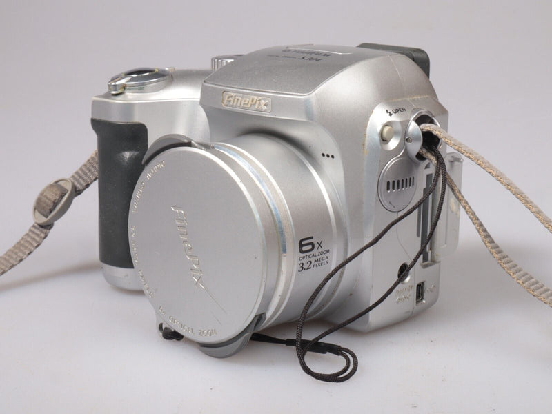 Fujifilm Finepix S304 | Digital Bridge Camera | 3 MP | Silver