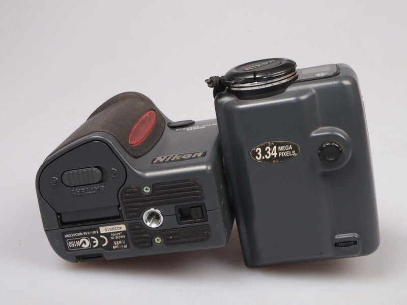 Nikon COOLPIX 995 | Vintage Digital Camera | 3.2 MP | Battery, charger & CF card